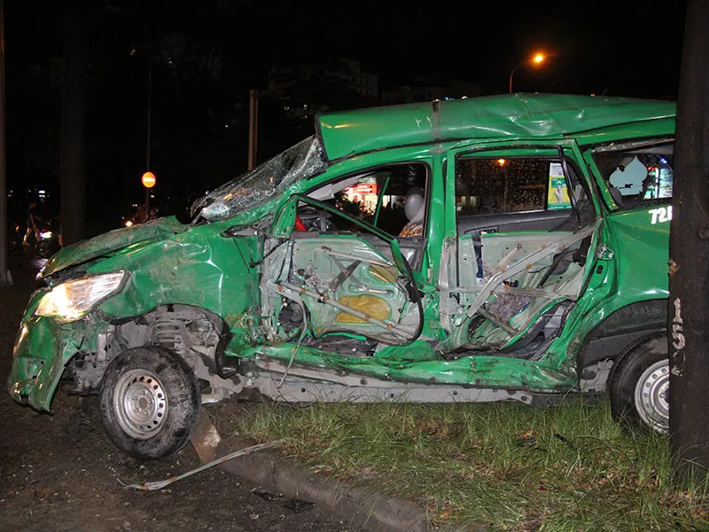 Xe taxi biến dạng hoàn toàn sau cú tông, tài xế mắc kẹt, tử vong sau đó. 