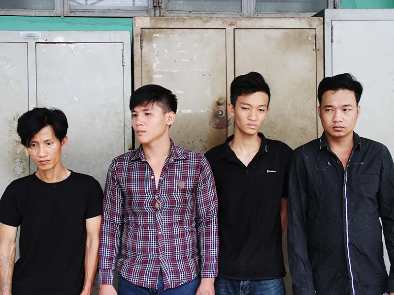 hóm thanh niên dùng dao uy hiếp cô gái trẻ để cướp xe SH bị công an Bình Tân bắt.