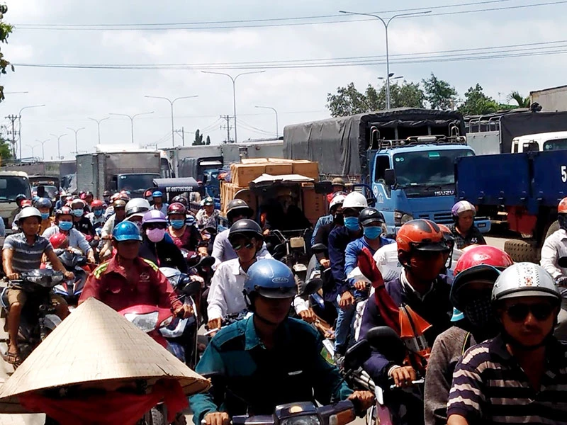 Vụ việc khiến giao thông qua khu vực bị ùn ứ nghiêm trọng.