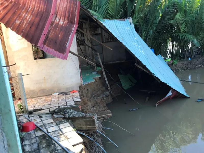 Nửa đêm bàng hoàng 5 căn nhà đổ xuống sông - ảnh 1