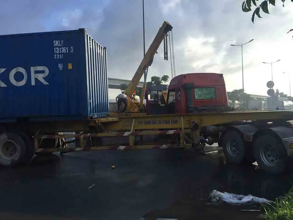 Xa lộ Hà Nội kẹt cứng vì container xoay ngang ảnh 3