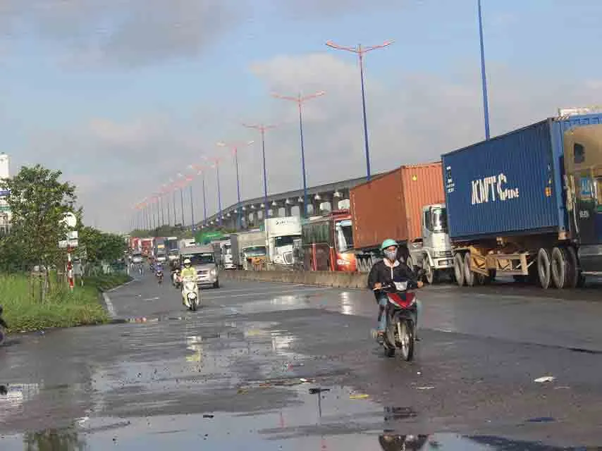 Xa lộ Hà Nội kẹt cứng vì container xoay ngang ảnh 2