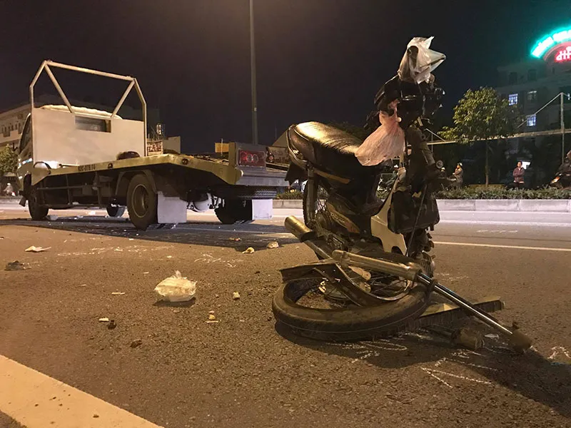 Chạy ngược chiều trên đại lộ Phạm Văn đồng, đôi nam nữ va chạm xe tải tử vong.