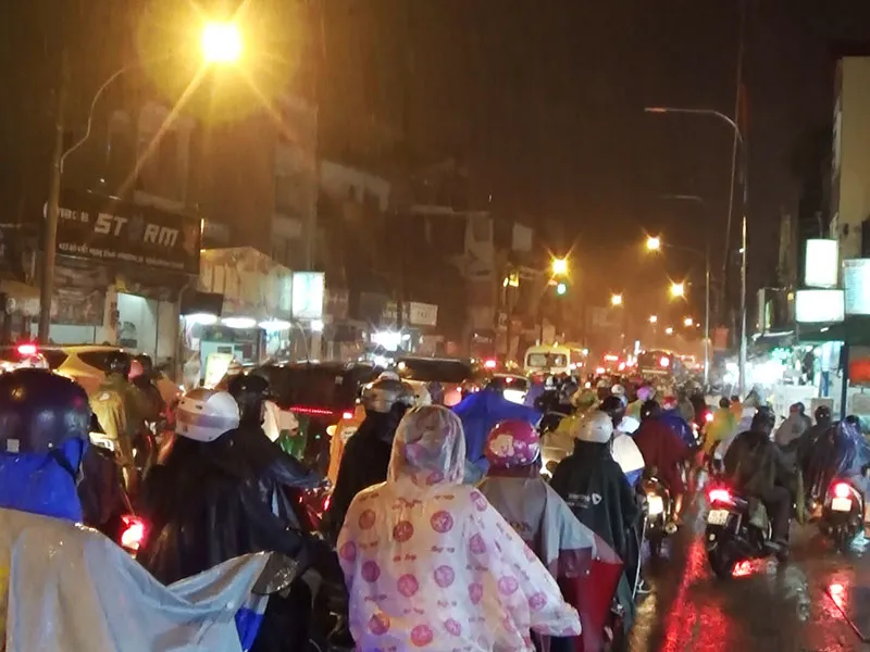 Mưa như trút nước, đường TP.HCM ngập nặng ảnh 7
