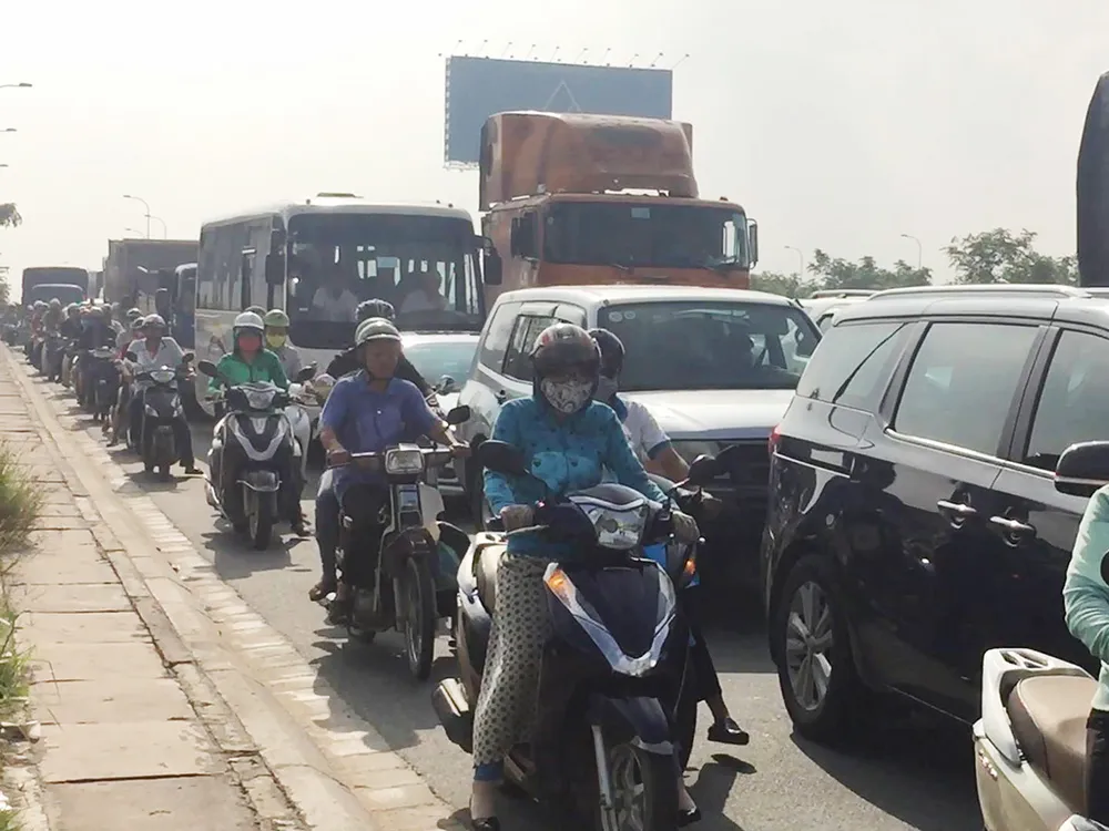 Vụ va chạm khiến giao thông qua khu vực bị ùn ứ nghiêm trọng vào giờ cao điểm. 