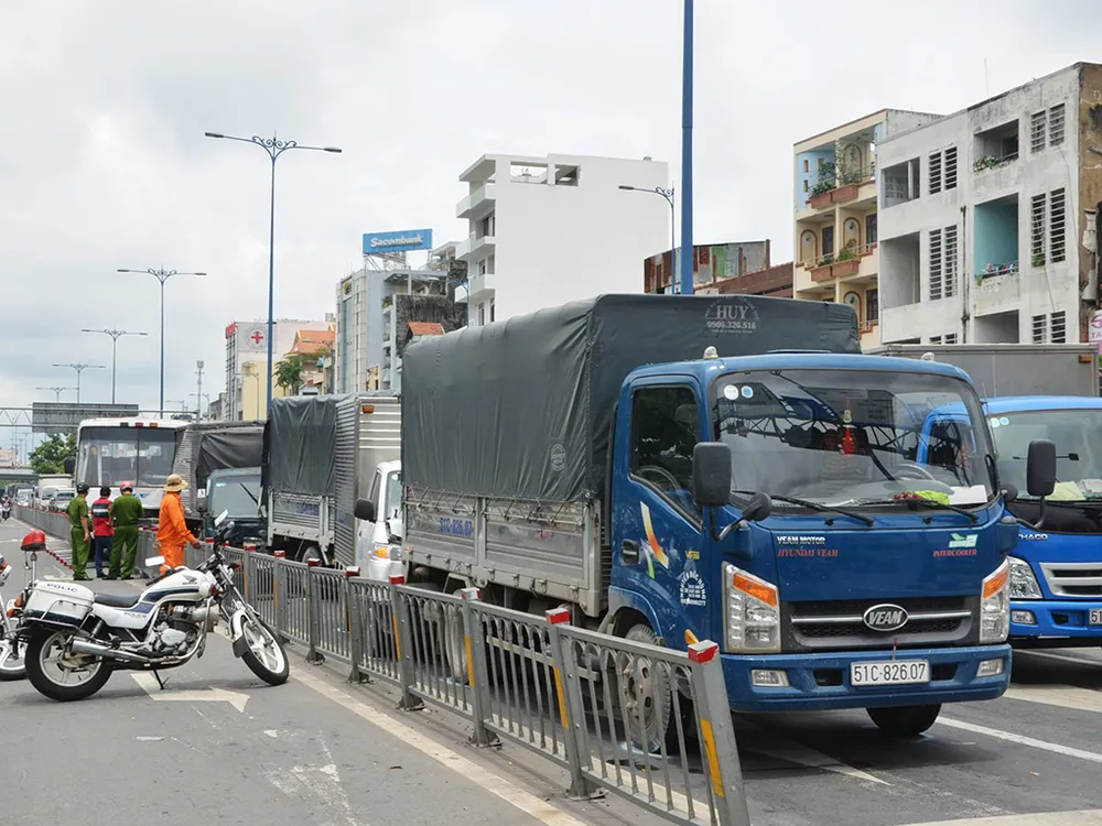 6 xe tông liên hoàn trên đại lộ Võ Văn Kiệt giao thông ùn ứ
