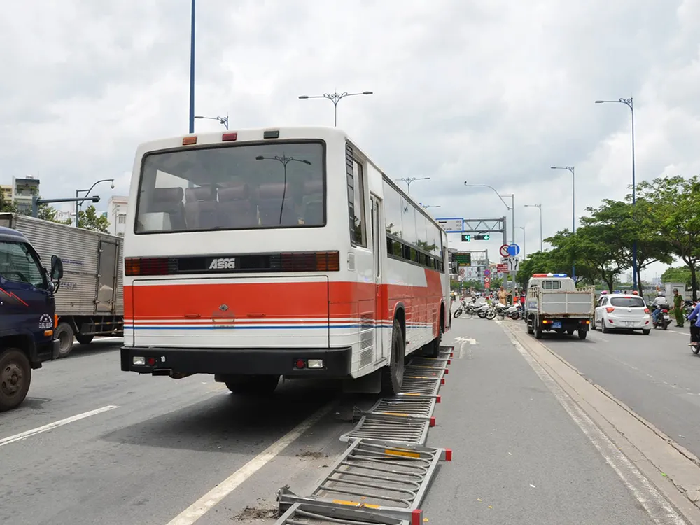 Chiếc xe khách tông văng nhiều mét dải phân cách trước khi húc ô tô tải gây nên vụ va chạm liên hoàn.