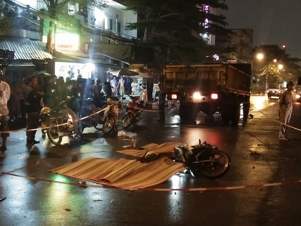 Chiếc xe máy do nam thanh niên điều khiển chở theo 2 cô gái va chạm với xe tải khiến cả 3 tử vong.