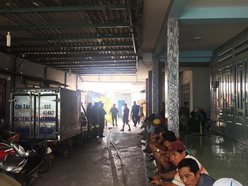 Bắt cóc bé trai đưa vào phòng tưới xăng dọa đốt ảnh 2