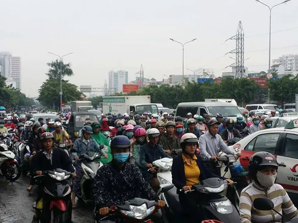 Mưa lớn,kẹt xe người dân bì bõm vượt ngập đi làm ảnh 13 Mưa lớn,kẹt xe người dân bì bõm vượt ngập đi làm ảnh 13