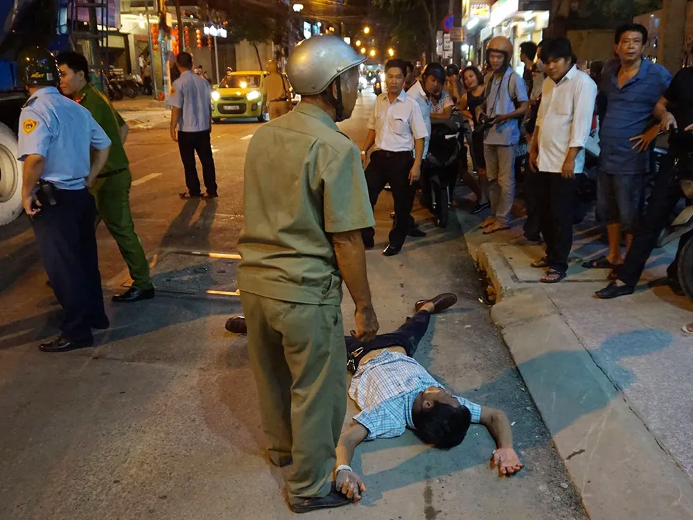 Nam thanh niên nằm vật giữa đường 'bắt đền' ông Hải ảnh 1