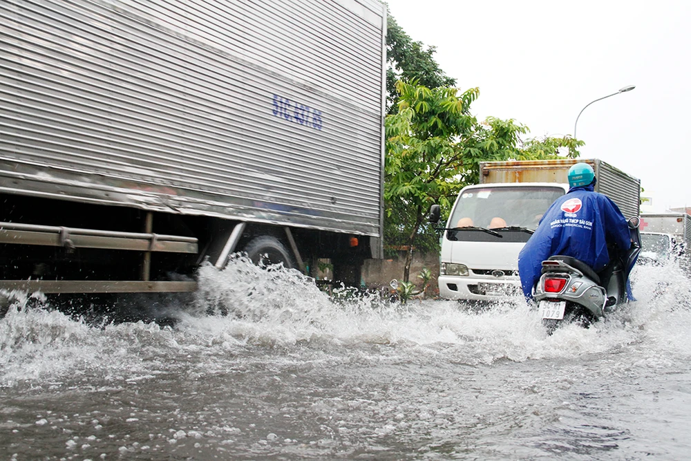 TP.HCM: Người dân mệt mỏi vì mưa lớn đường ngập, kẹt xe ảnh 5