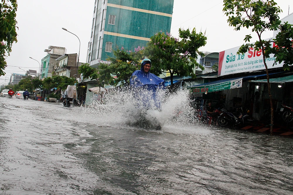 TP.HCM: Người dân mệt mỏi vì mưa lớn đường ngập, kẹt xe ảnh 2