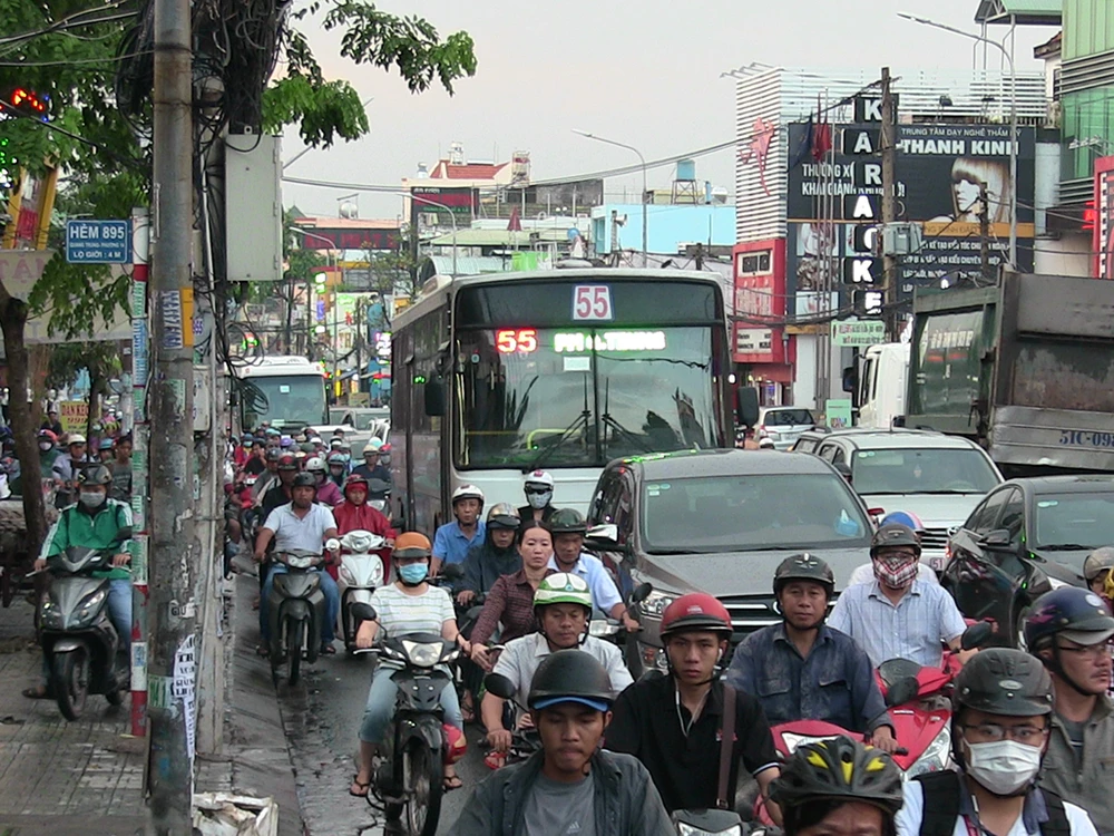 TP.HCM: Người dân mệt mỏi vì mưa lớn đường ngập, kẹt xe ảnh 10