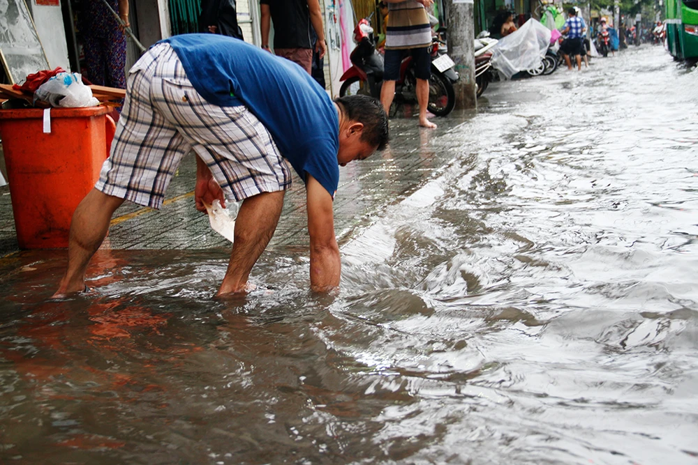TP.HCM: Người dân mệt mỏi vì mưa lớn đường ngập, kẹt xe ảnh 3