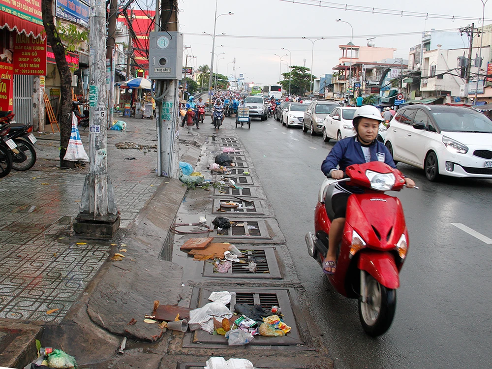 TP.HCM: Người dân mệt mỏi vì mưa lớn đường ngập, kẹt xe ảnh 9