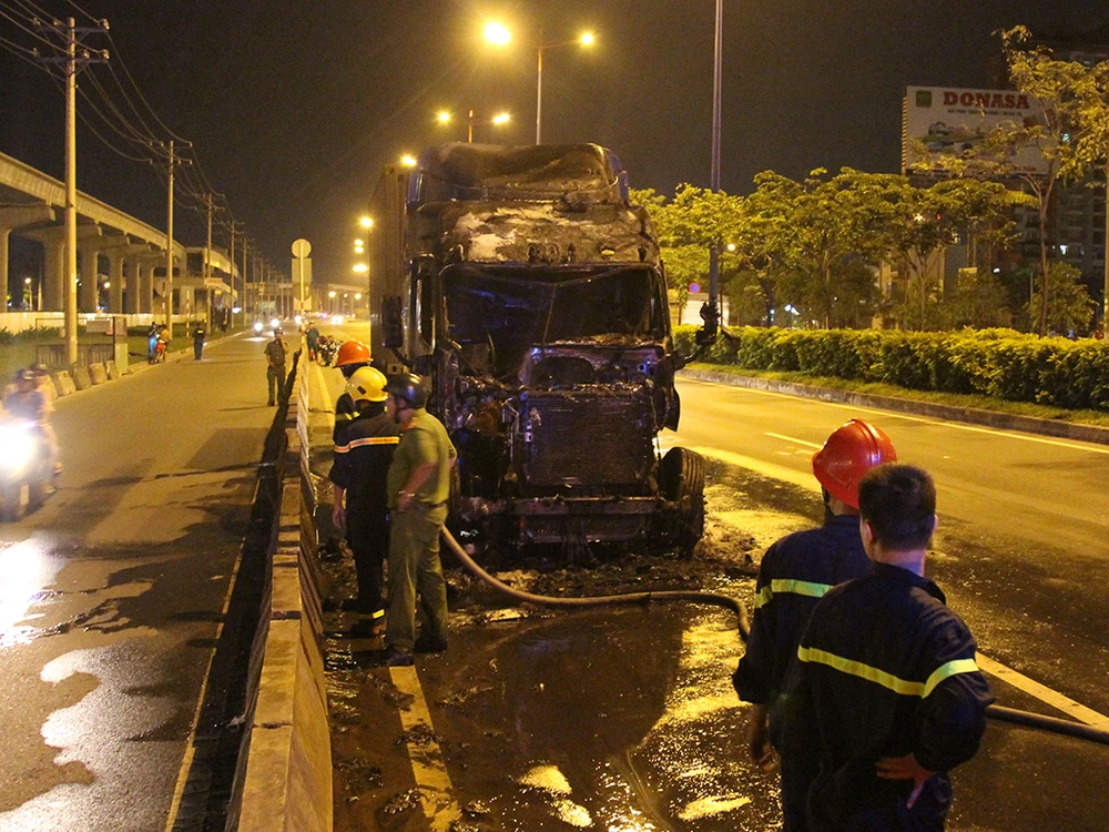 Phát hiện hỏa hoạn tài xế liền bung cửa thoát thân; cảnh sát PCCC sau đó có mặt khống chế hỏa hoạn trong ít phút. 
