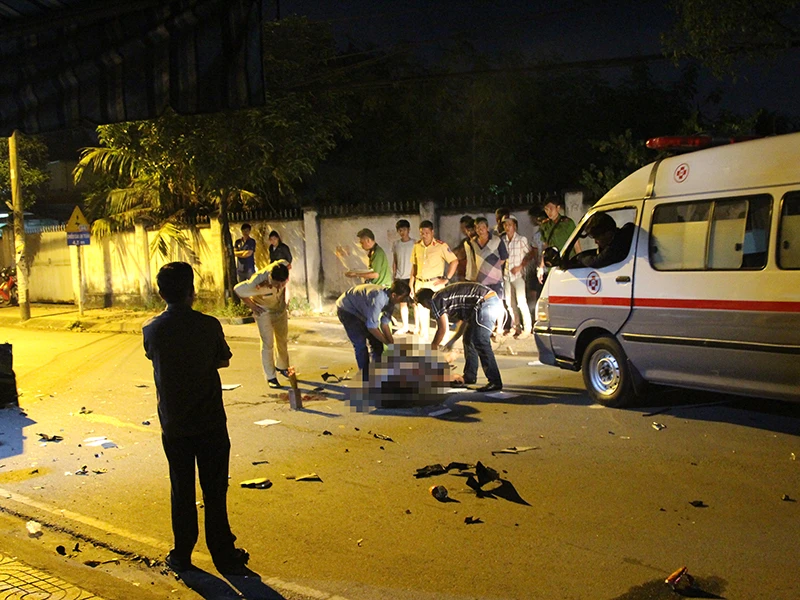 Cũng trong đêm, một thanh niên chạy xe máy lao thẳng vào xe tải tử vong tại chỗ ở quận 9