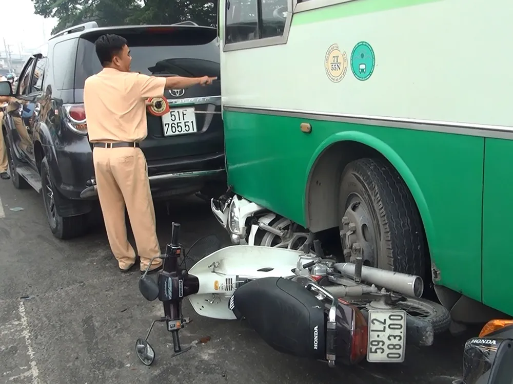 Xe buýt mất thắng cuốn nhiều xe máy ở dốc cầu Bình Điền ảnh 2 Xe buýt mất thắng cuốn nhiều xe máy ở dốc cầu Bình Điền ảnh 2
