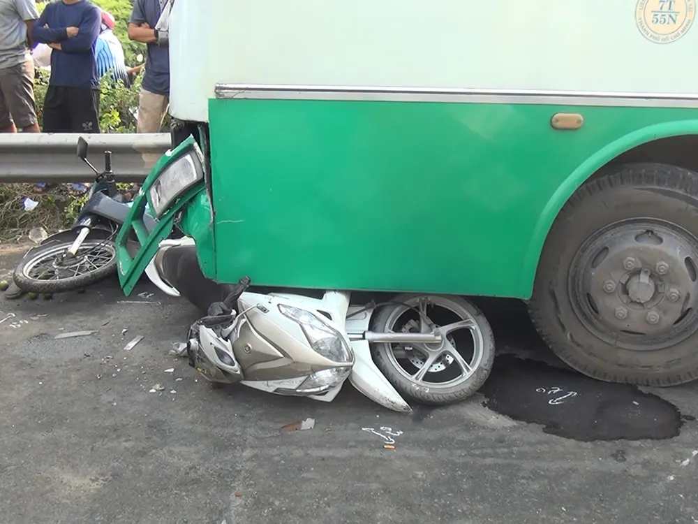 Xe buýt mất thắng cuốn nhiều xe máy ở dốc cầu Bình Điền ảnh 1 Xe buýt mất thắng cuốn nhiều xe máy ở dốc cầu Bình Điền ảnh 1