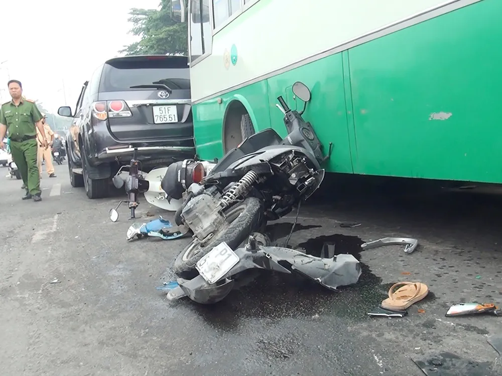 Xe buýt mất thắng cuốn nhiều xe máy ở dốc cầu Bình Điền ảnh 3 Xe buýt mất thắng cuốn nhiều xe máy ở dốc cầu Bình Điền ảnh 3