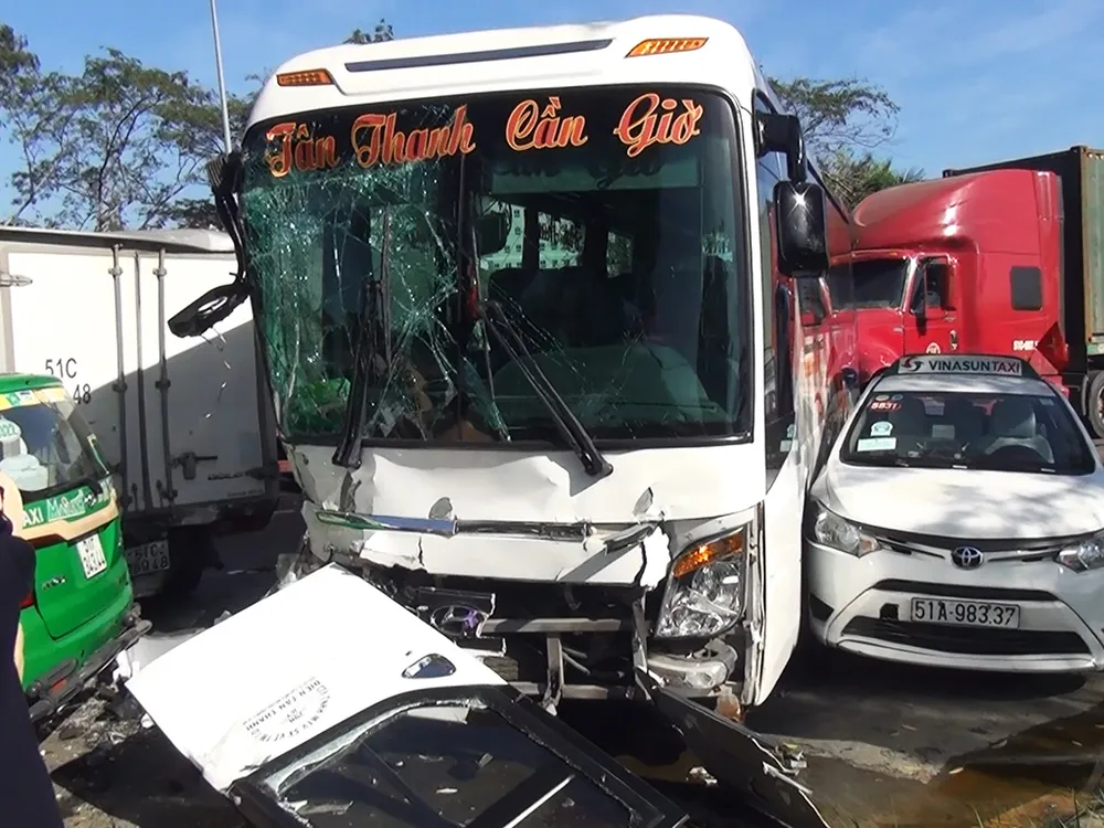 Vụ tai nạn khiến 2 người bị thương nặng phải nhập viện cấp cứu; các phương tiện hư hỏng nặng.