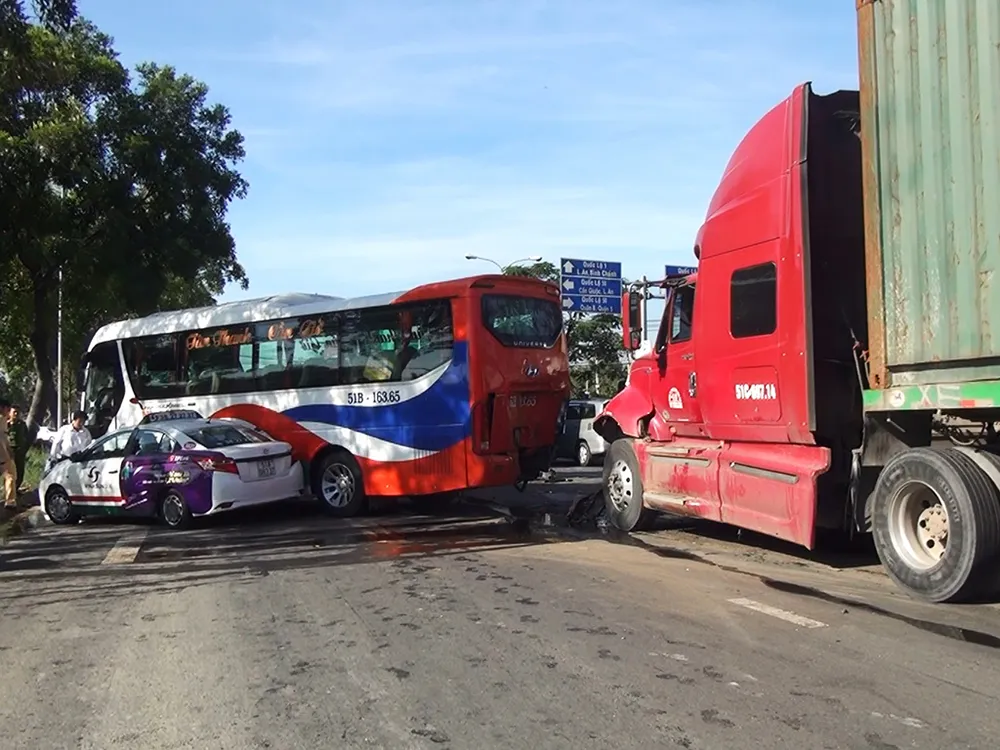 Chiếc container tông thẳng vào đuôi xe khách rồi đâm va liên tiếp vào các phương tiện đang dừng đèn đỏ. 