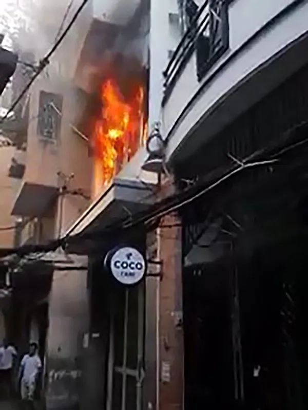 Một phụ nữ Pháp kẹt trong đám cháy ở phố Tây, quận 1 ảnh 1 Một phụ nữ Pháp kẹt trong đám cháy ở phố Tây, quận 1 ảnh 1