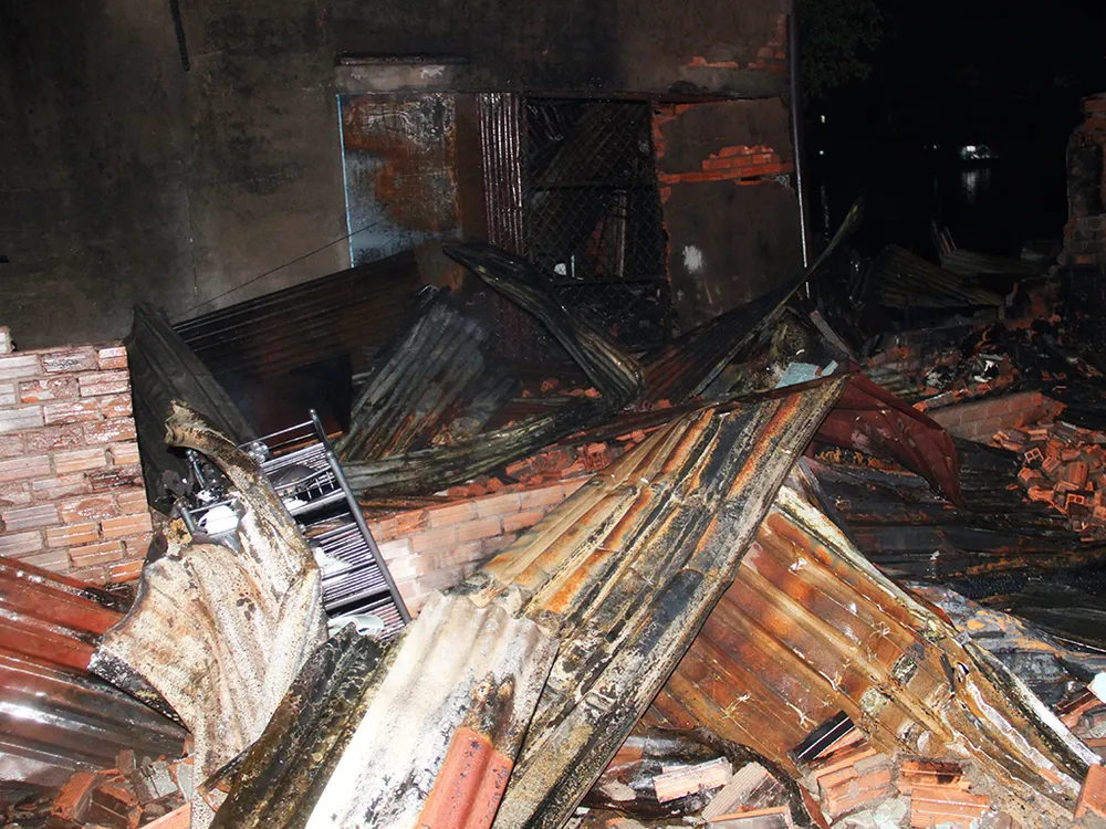 Cháy hàng loạt căn nhà ven kênh ở quận 8 ngày cuối năm ảnh 3