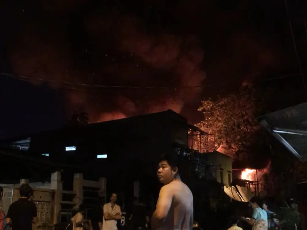 Cháy hàng loạt căn nhà ven kênh ở quận 8 ngày cuối năm ảnh 2