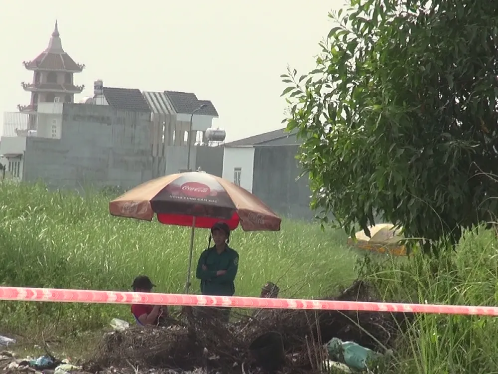 Người đàn ông cháy đen ở bãi cỏ quận 9 ảnh 1