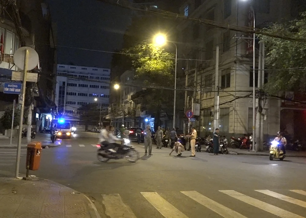 Băng qua giao lộ, cháu nhỏ bị tông văng lên nắp capô ảnh 1