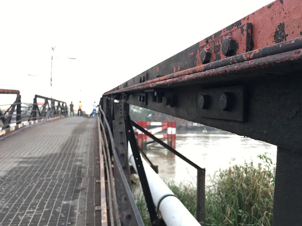 Toàn cảnh cầu Long Kiển bị xe tải làm sập ảnh 4 Toàn cảnh cầu Long Kiển bị xe tải làm sập ảnh 4