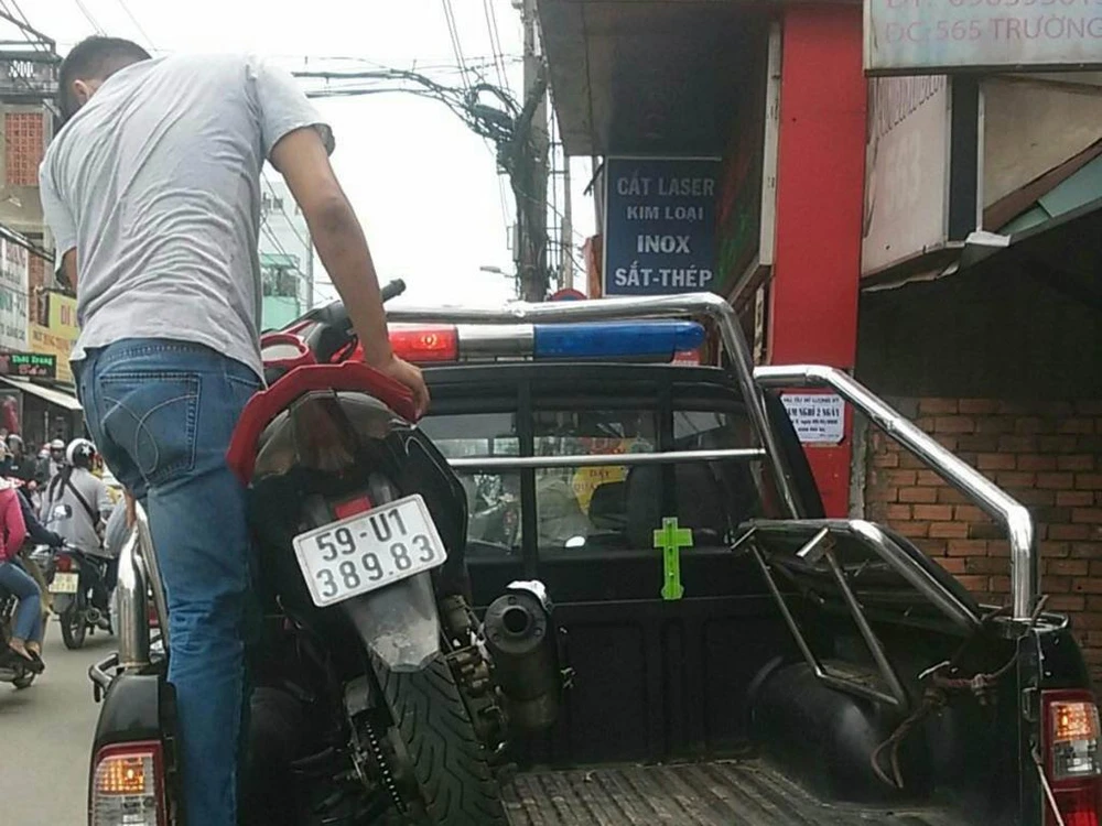 Thanh niên mặc đồ Grabike đâm người sau va chạm ảnh 1