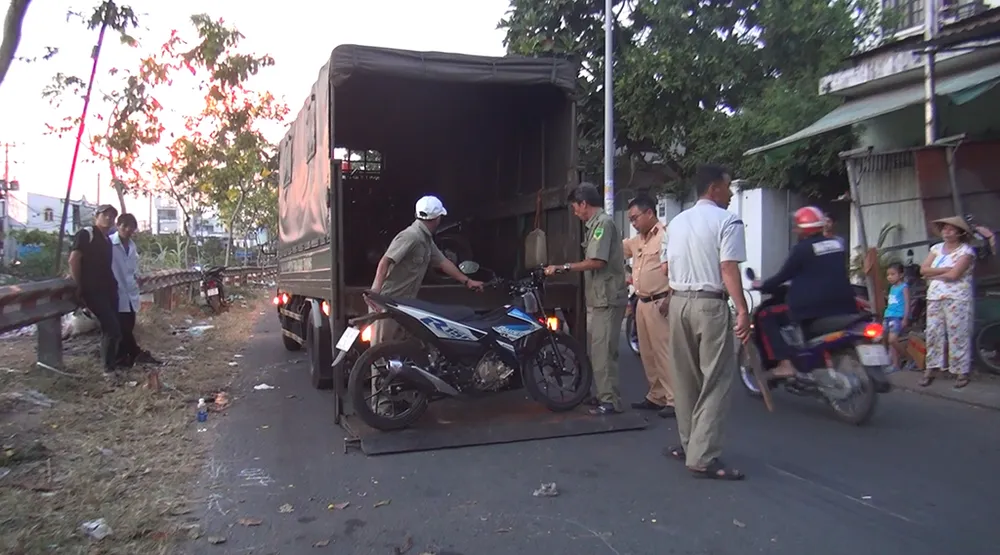 Nam thanh niên tử vong với vết cắt sâu ở cổ cạnh xe máy