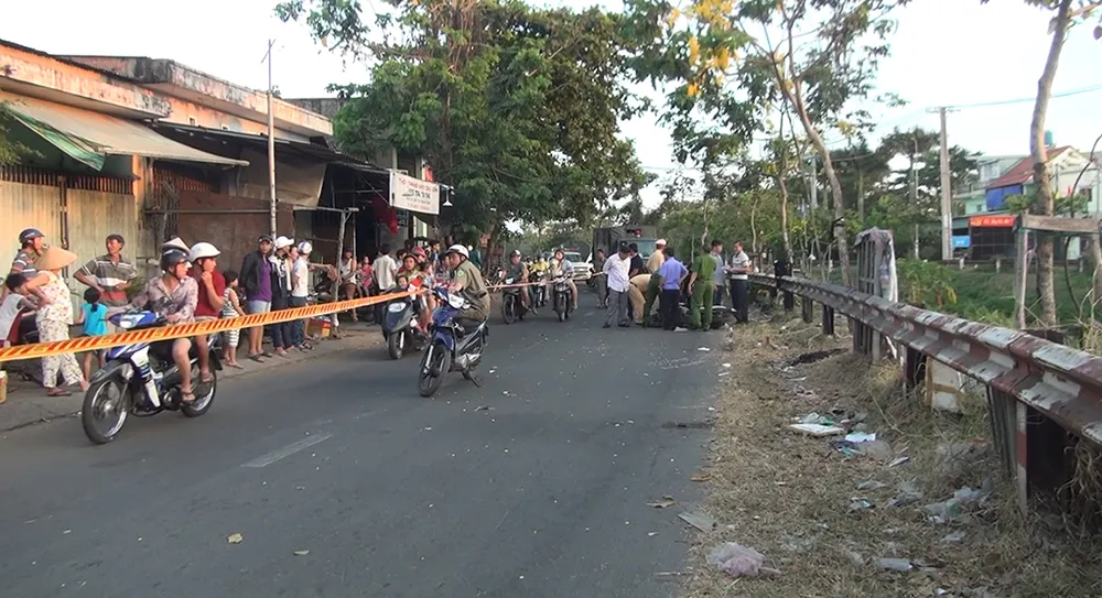 Nam thanh niên tử vong với vết cắt sâu ở cổ cạnh xe máy