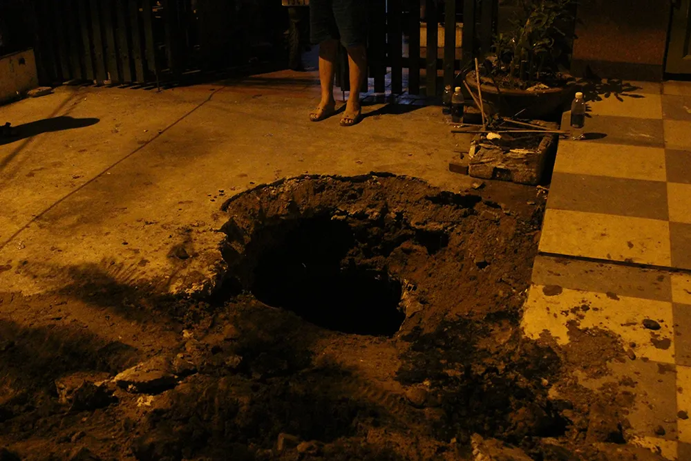 4 giờ giải cứu thanh niên bị mắc kẹt trong ống cống ảnh 3