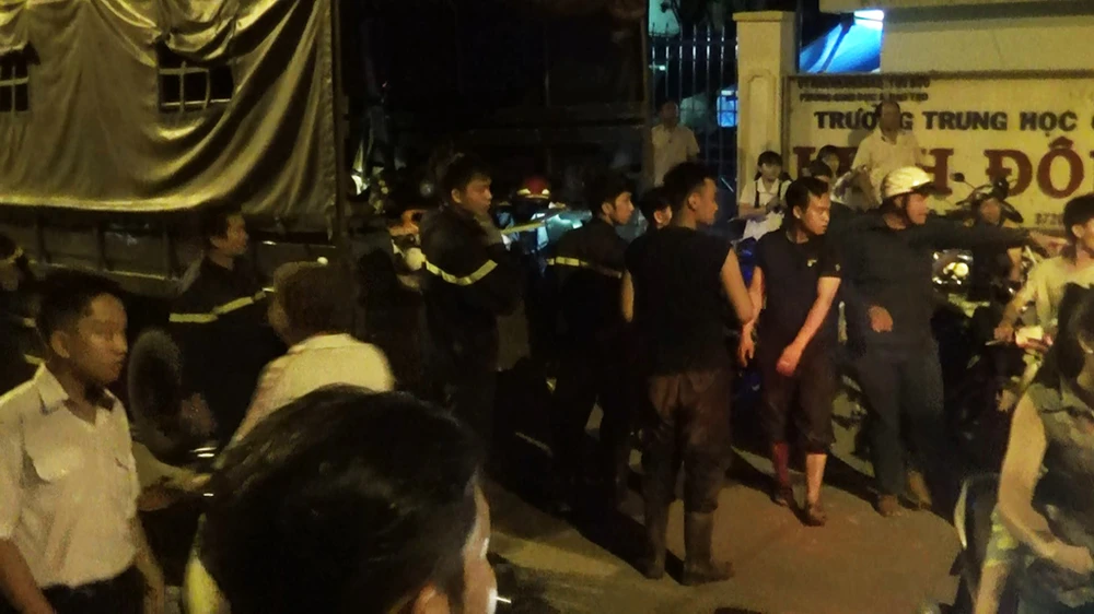 4 giờ giải cứu thanh niên bị mắc kẹt trong ống cống ảnh 2