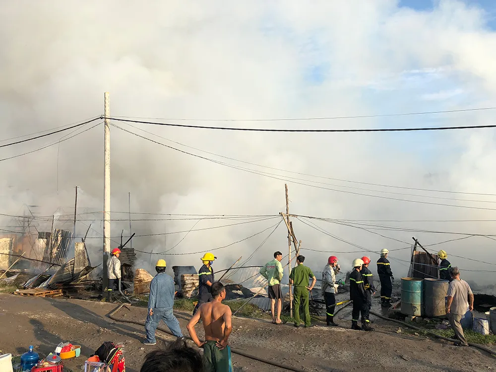 Cảnh sát thông tin vụ cháy khu lán trại ở quận 9 ảnh 1 Cảnh sát thông tin vụ cháy khu lán trại ở quận 9 ảnh 1