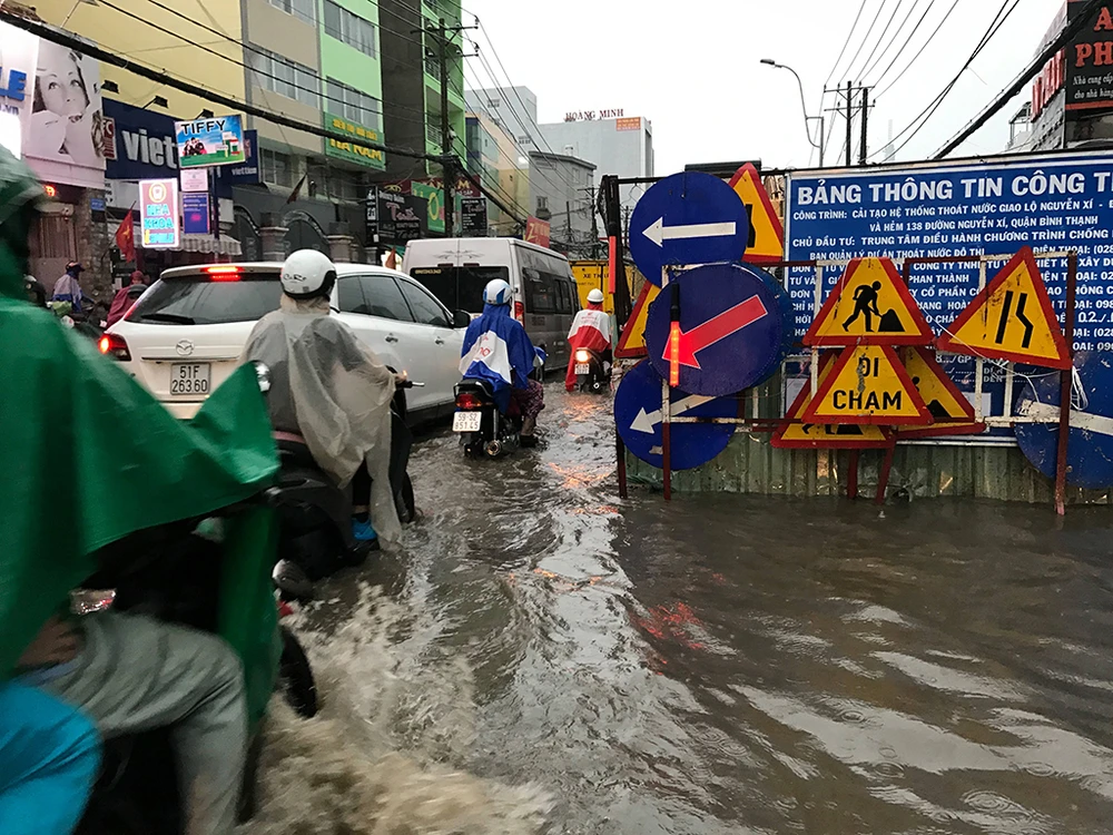 Chùm ảnh đường ngập, học sinh bì bõm về nhà trong mưa ảnh 7