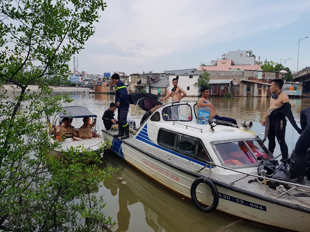 Bé trai 8 tuổi mất tích khi theo bạn tắm kênh Đôi ảnh 1