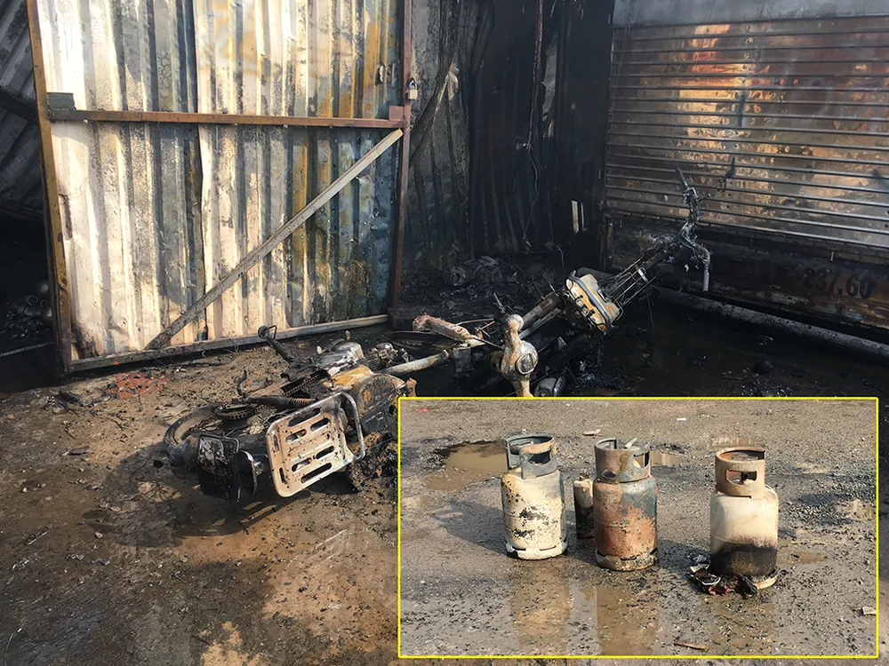 Hỏa hoạn thiêu rụi 2 xe máy và cháy xém nhiều bình ga. 