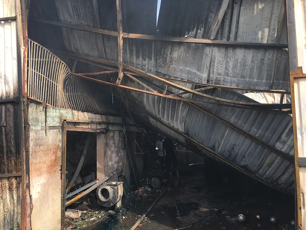 Hỏa hoạn bùng phát từ chành xe trên Quốc lộ 1A thiêu rụi nhiều tài sản. 