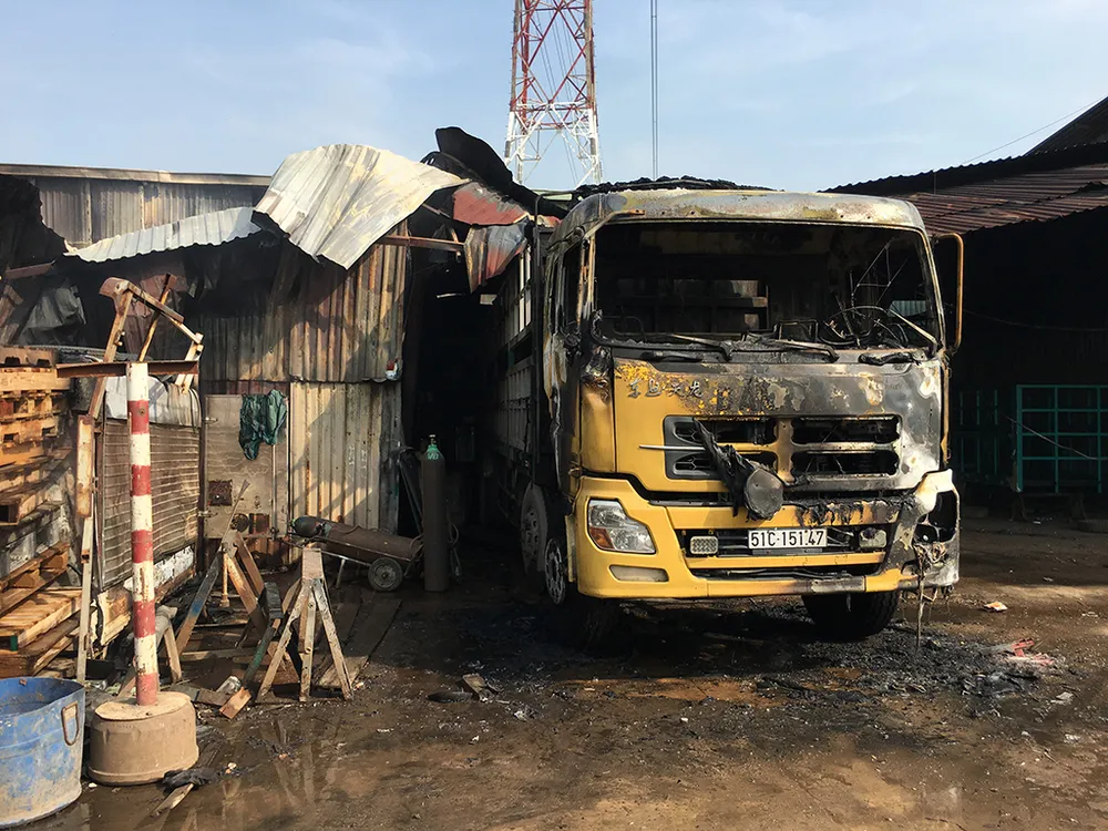 Một xe ô tô cũng bị cháy xém. 