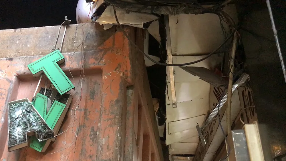 Phần bảng hiệu bi hư hỏng do xe tải mất thắng lao vào.