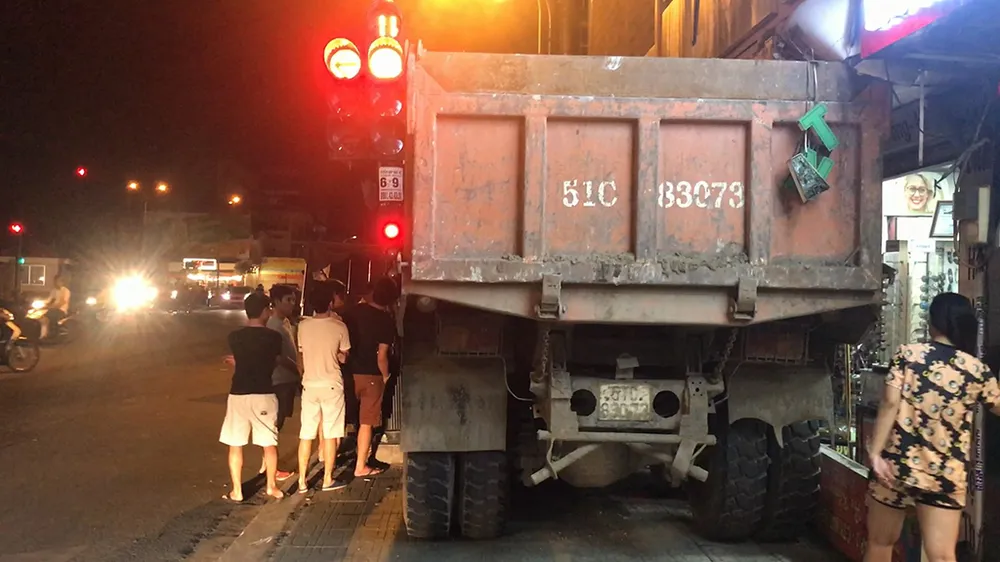 Chiếc xe tải được cho là mất thắng, được tài xế xử lý lao vào nhà dân ven đường để tránh tai nạn.