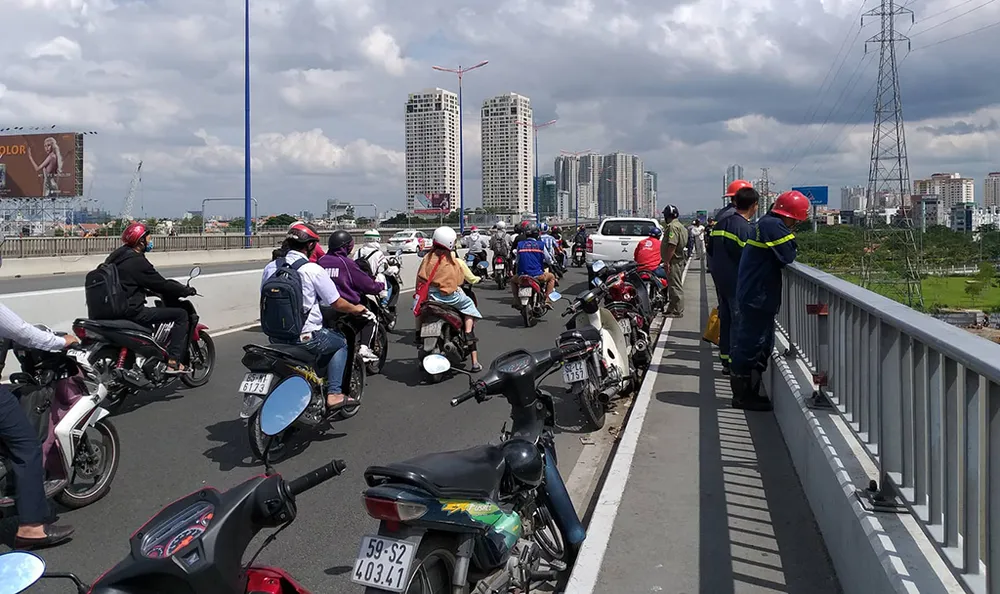 Cảnh sát tìm kiếm người đàn ông bỏ lại xe máy nhảy xuống cầu Sài Gòn.