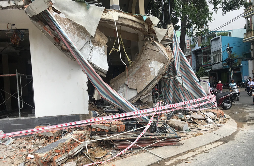 Hiện trường vụ công trình đang sửa chữa bị sập đè trúng hai công nhân ở quận 11. 