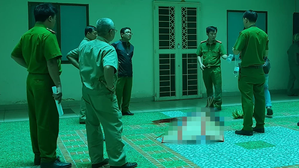 Cảnh sát khám nghiệm hiện trường, điều tra nguyên nhân vụ rơi lầu chung cư Cửu Long.