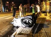 Dân tập trung coi tai nạn bất chấp lệnh cấm tụ tập ảnh 2 Truy tìm người va chạm xe máy khiến cụ bà tử vong